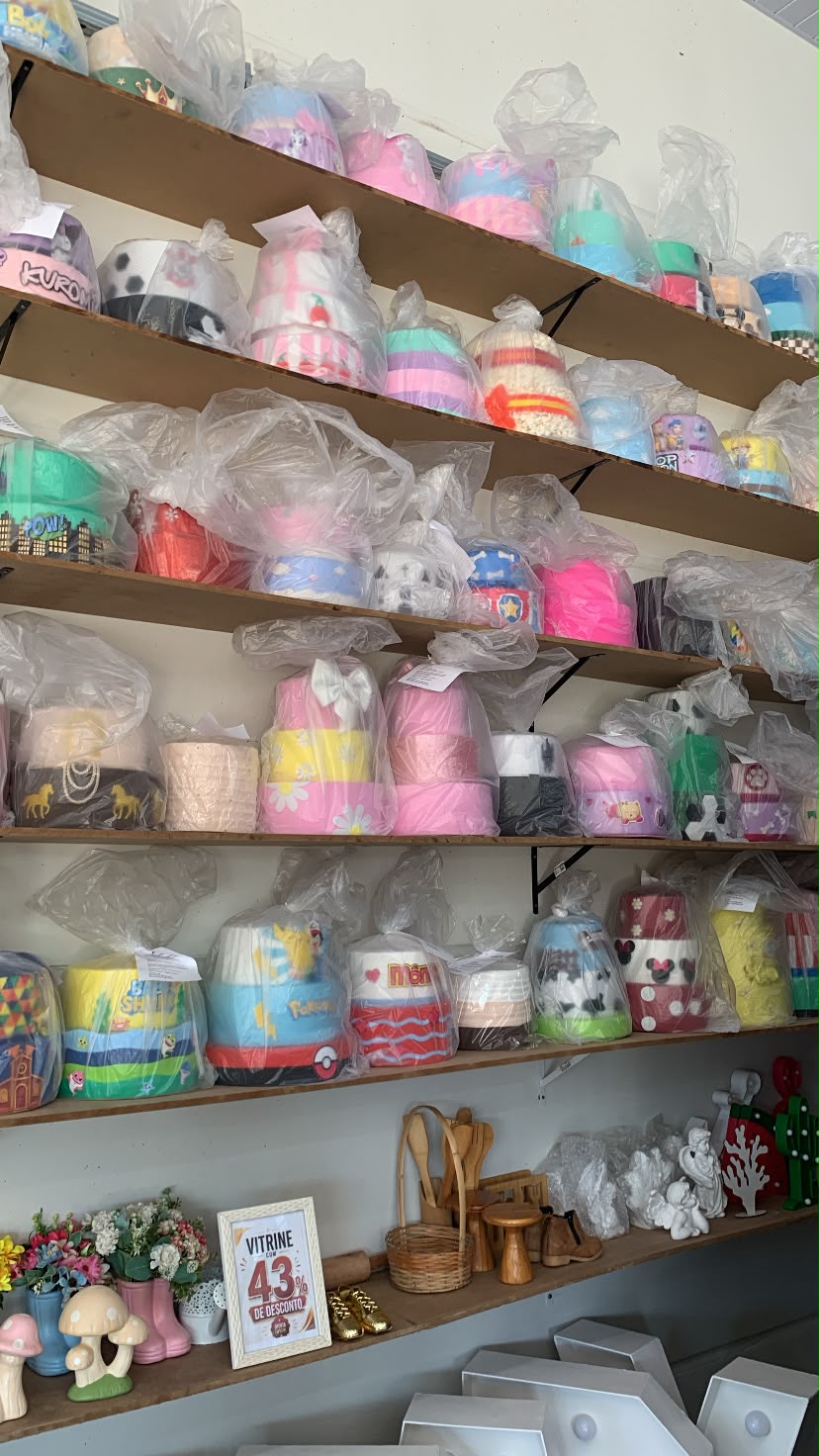 Prateleiras da GiraMonte com capas sublimadas para cilindros, vasos, bandejas e acessórios para decoradoras
