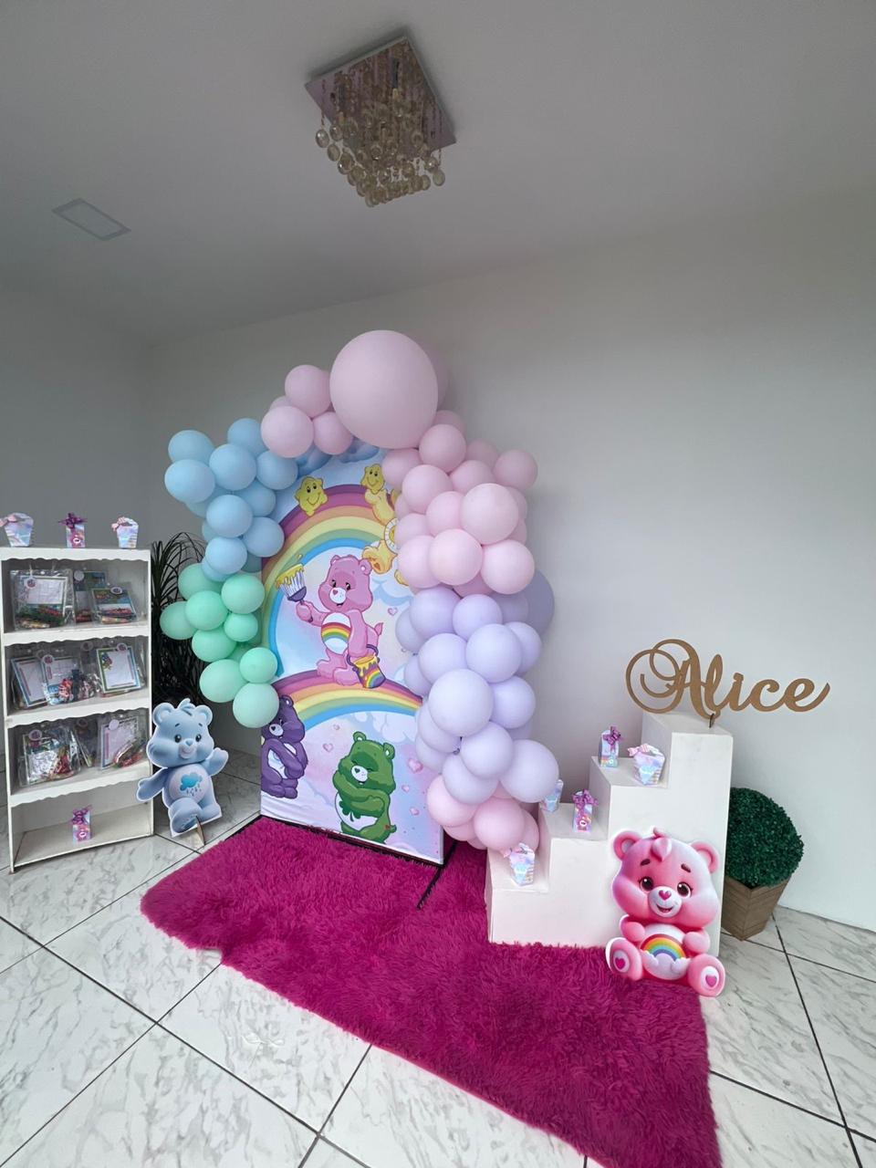 Decoração Ursinhos Carinhosos para a Alice com arco de balões pastel, escada de cubos e tapete pink