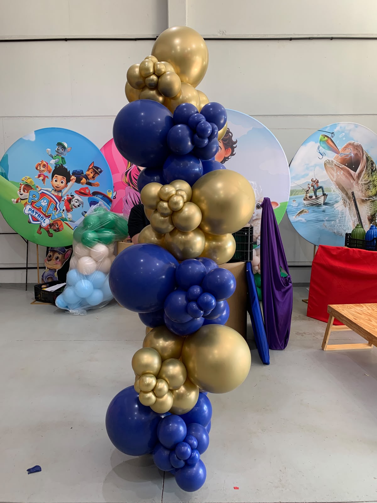 Coluna orgânica de balões azul marinho e dourado metalizado/cromado