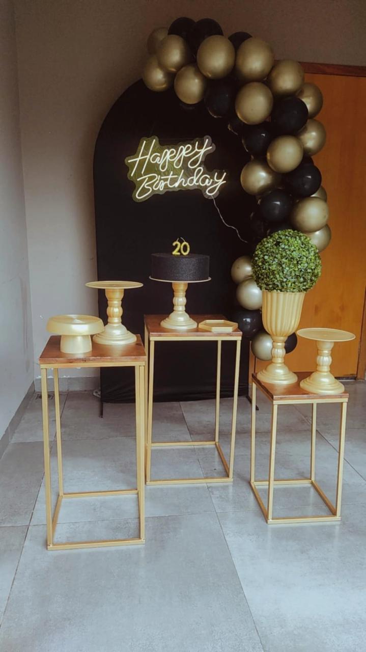 Decoração de 20 anos preto e dourado com neon Happy Birthday, arco de balões e mesas cubo douradas