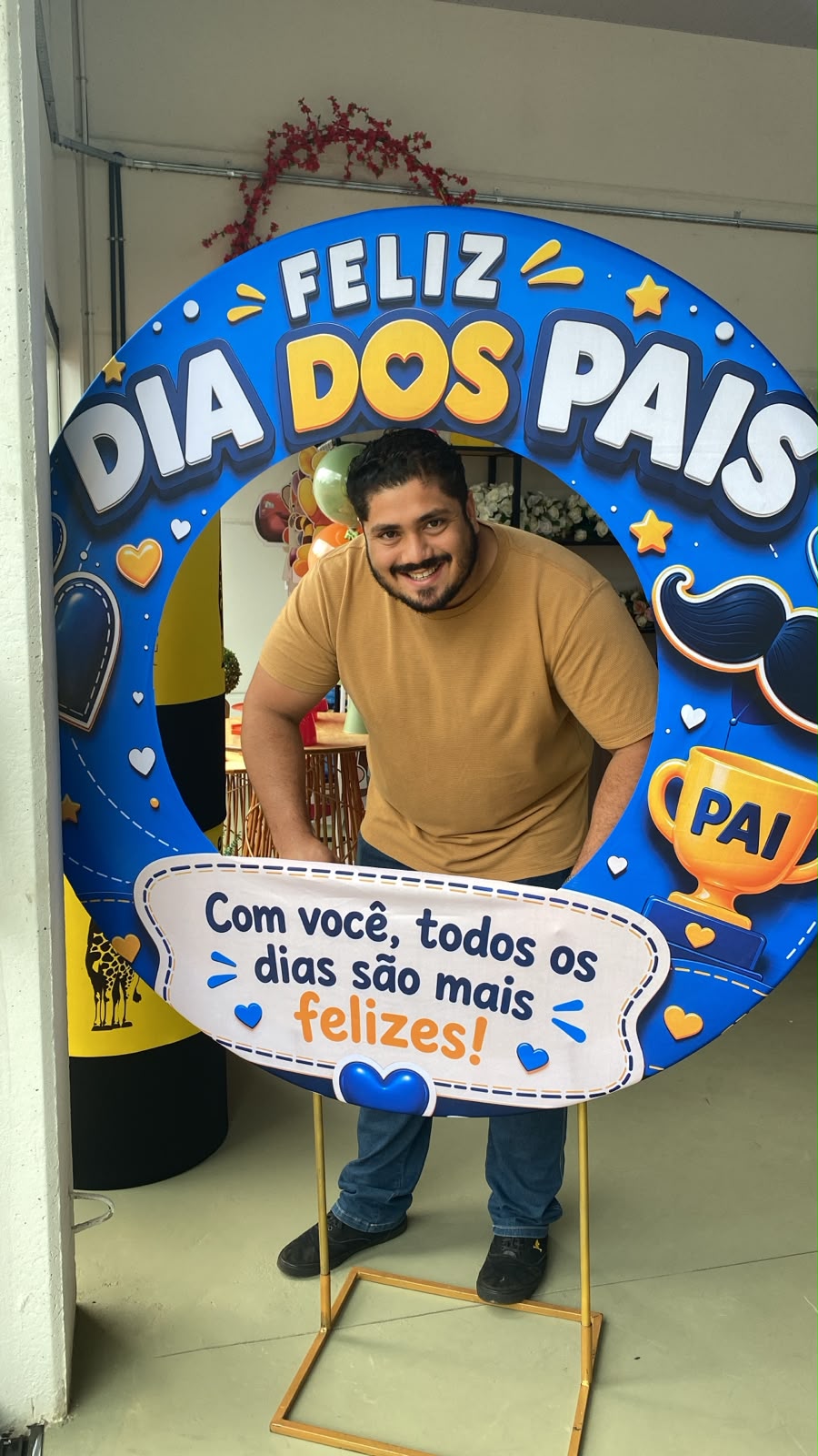 Painel redondo temático de Dia dos Pais em azul e amarelo, disponível para locação na GiraMonte