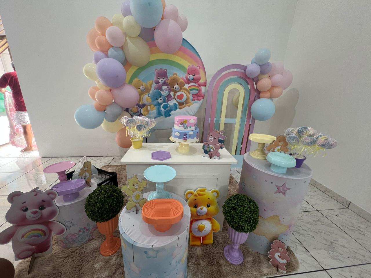 Festa infantil tema Ursinhos Carinhosos com painel arco-íris, balões candy color e suportes pastel