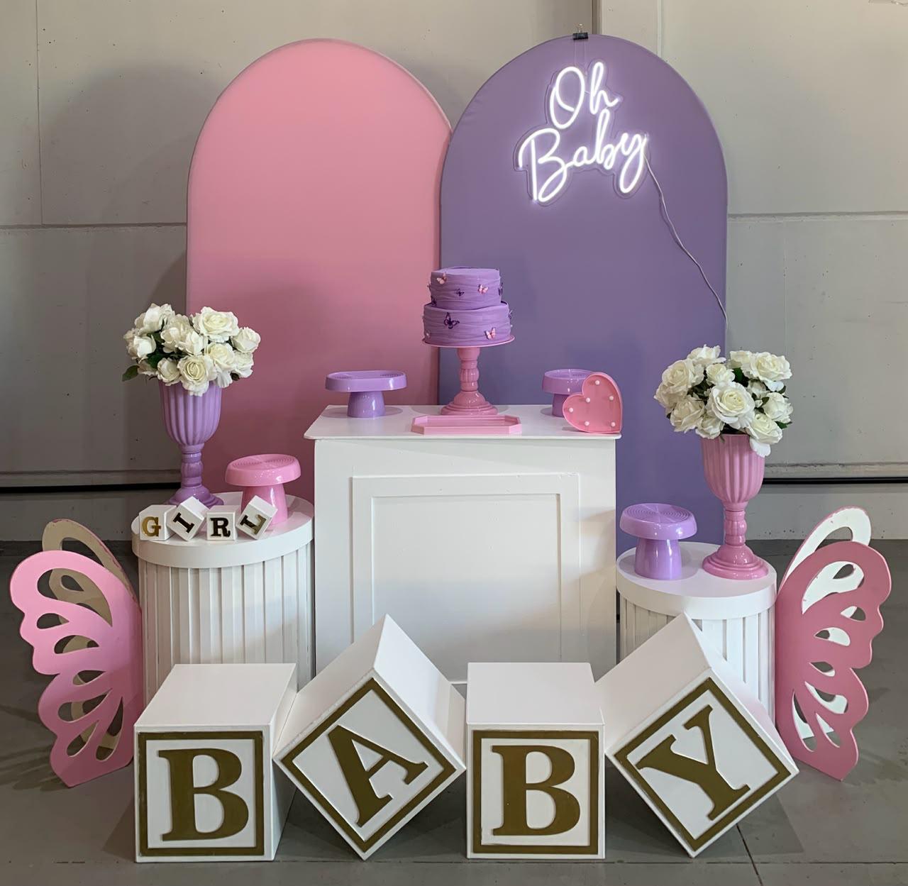 Decoração de chá de bebê menina com painéis rosa e lilás, neon Oh Baby, bolo lilás e cubos BABY