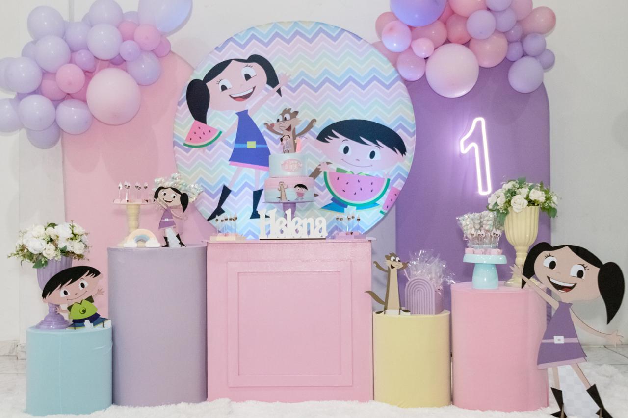 Festa de 1 ano tema Show da Luna com painel redondo, neon número 1, cilindros em tons pastel e arcos de balões rosa e lilás